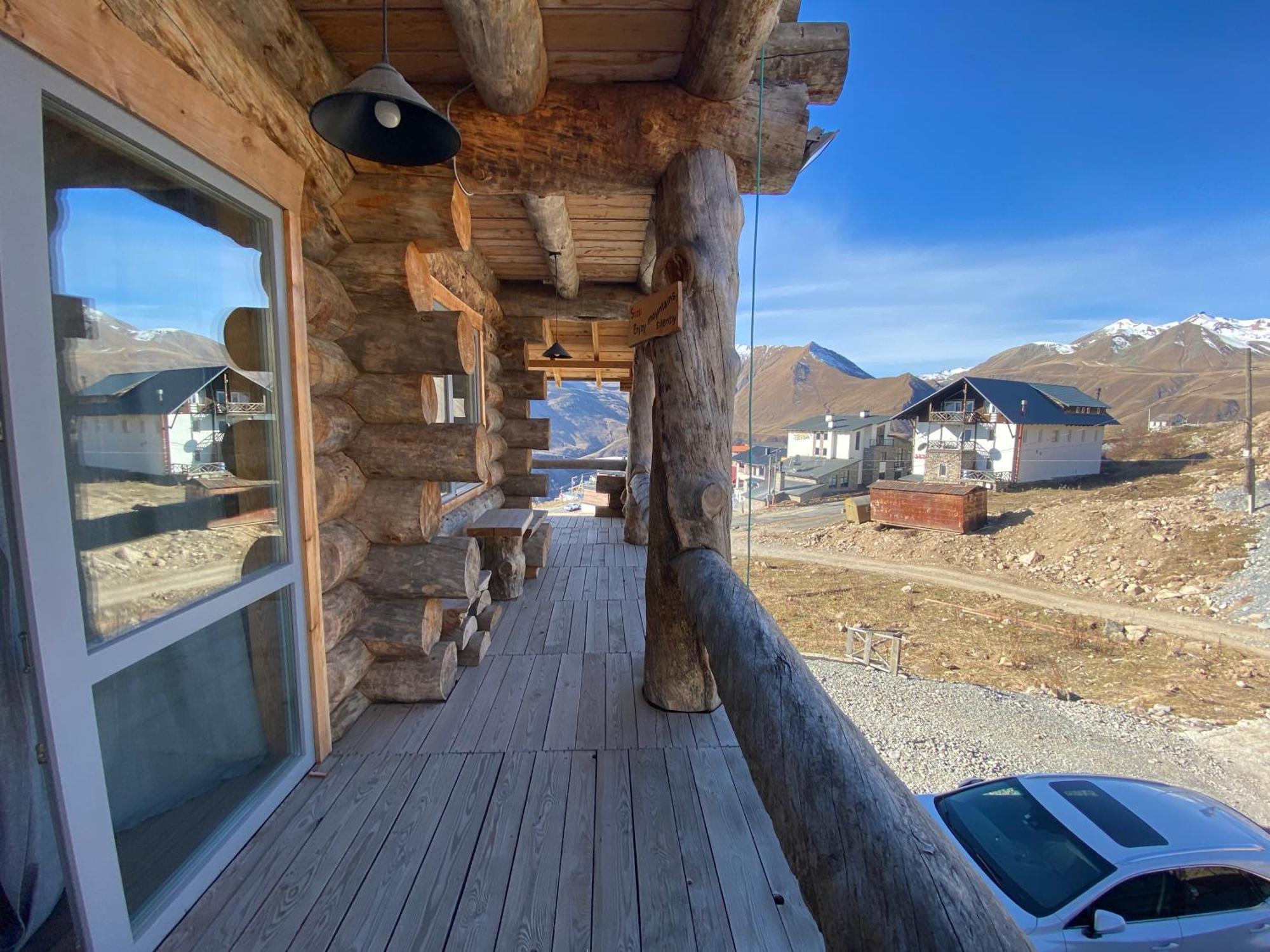 Mountain Cricket Chalets And Apartments Gudauri Room photo